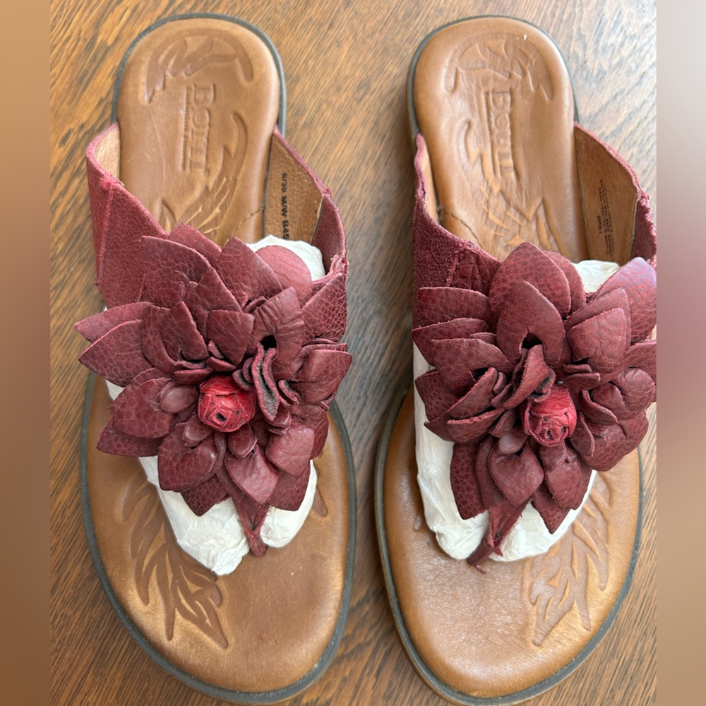 BORN SIZE 8/39 Burgandy Red Leather Flower Women's Leather Thong SlipOn Sandals.